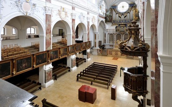 Für Altar und Ambo aus rotem Wachs für die Annakirche in Ausgburg erhielt das Künstlerpaar Lutzenberger und Lutzenberger 2014 den landeskirchlichen Kunstpreis.