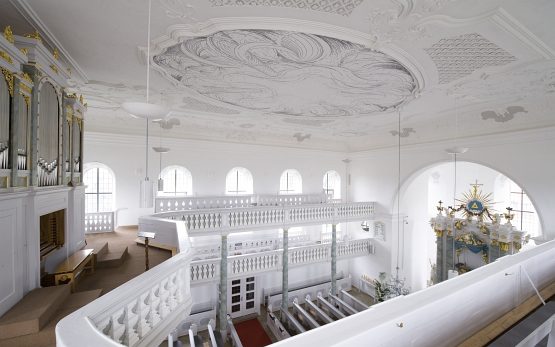 Gerhard Mayers Deckengemälde in der barocken Markgrafenkirche von Seibelsdorf wurde 2011 mit dem landeskirchlichen Kunstpreis geehrt.