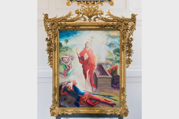 Der Nürnberger Maler Gerhard Mayer schuf 2018 ein neues Altarbild für die evangelische Kirche in Unternzenn mit der Auferstehung Christi.