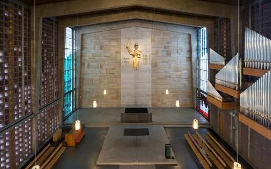 Für die Nürnberger Christuskirche schuf Meide Büdel einen von der Decke herabhängenden Altar.