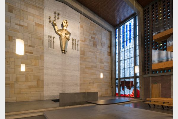 Für die Nürnberger Christuskirche schuf Meide Büdel einen von der Decke herabhängenden Altar.