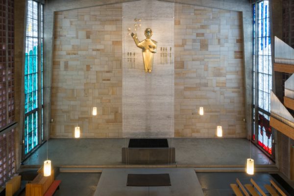 Für die Nürnberger Christuskirche schuf Meide Büdel einen von der Decke herabhängenden Altar.