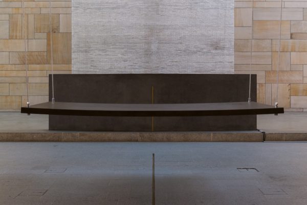 Für die Nürnberger Christuskirche schuf Meide Büdel einen von der Decke herabhängenden Altar.