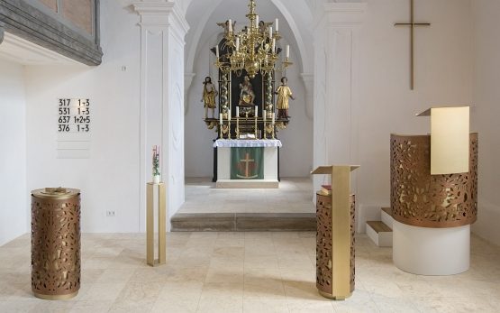 Für die historische Marienkirche in Vorra schuf Sabine Straub 2017 neue Prinzipalstücke.
