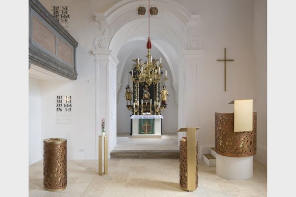 Für die historische Marienkirche in Vorra schuf Sabine Straub 2017 neue Prinzipalstücke.