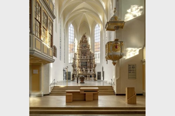 Für St. Moriz in Coburg schuf Werner Mally 2016 einen modularen Holzaltar.
