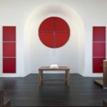 Chorwand-Gestaltung mit rundem Kreuzbild von Manfred Mayerle in der Johanniskirche in Karlstadt.