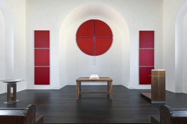 Chorwand-Gestaltung mit rundem Kreuzbild von Manfred Mayerle in der Johanniskirche in Karlstadt.