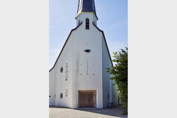 Die Kreuzigungsdarstellung von Meide Büdel an der Fassade der Auferstehungskirche in Rottach-Egern.