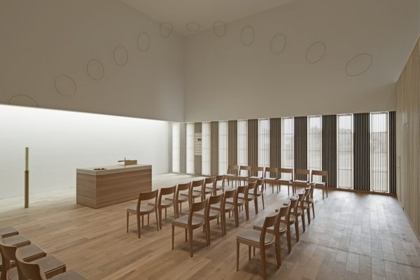 Die Raumgestaltung von Olafur Eliasson in der Friedrich-Bonhoeffer-Kirche in Kösching.