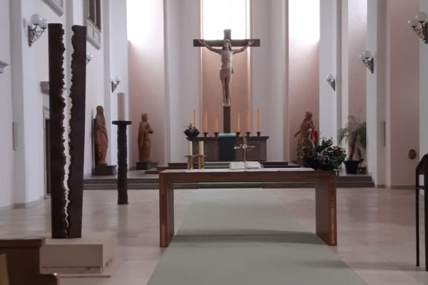 Werk des Künstlers Thomas Röthele beim Lichtmess-Gottesdienst 2021 in der Kitzinger Stadtkirche.