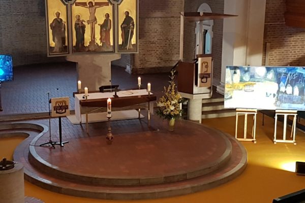 Werke der Künstlerin Ute Haas beim Lichtmess-Gottesdienst 2021 in der Landshuter Christuskirche.