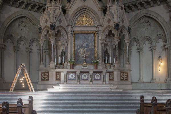 Zwei Werke der Künstlerin Stefanie Unruh beim Lichtmess-Gottesdienst 2021 in der Münchner Lukaskirche.