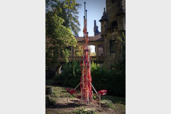 Die Installation im Park des Wildbads Rothenburgs des Artist in Residence 2021 Benjamin Zuber aus Berlin.