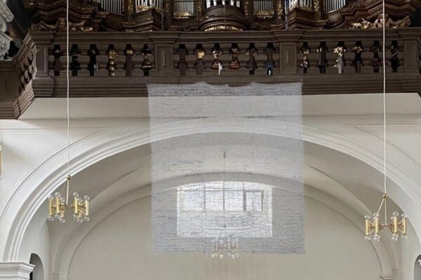 Die Münchner Künstlerin Brigitte Schwacke hat eigens für die Bamberger Sankt Stephanskirche eine Installation mit metallgewebten Stoffen entwickelt.