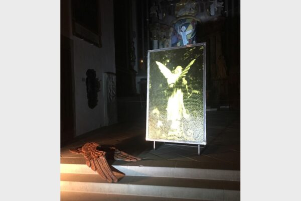 Der Nürnberger Künstler Hubertus Hess hat beim Lichtmess-Gottesdienst in der Schweinfurter Johanniskirche zwei Arbeiten mit Engeln gezeigt.