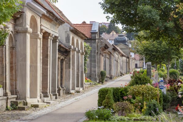 Bild zum Ausstellungsprojekt mit dem Titel unendlich still Zeitgenössische Kunst auf evangelischen Friedhöfen in Bayern im Sommer 2022 auf sechs Friedhöfen in Bayern.
