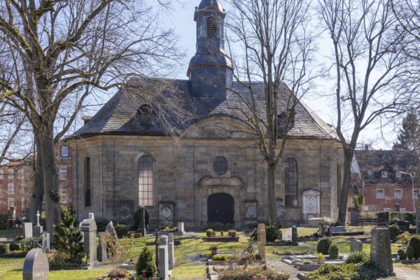 Bild zum Ausstellungsprojekt mit dem Titel unendlich still Zeitgenössische Kunst auf evangelischen Friedhöfen in Bayern im Sommer 2022 auf sechs Friedhöfen in Bayern.