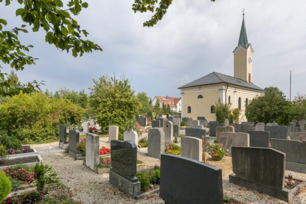 Bild zum Ausstellungsprojekt mit dem Titel unendlich still Zeitgenössische Kunst auf evangelischen Friedhöfen in Bayern im Sommer 2022 auf sechs Friedhöfen in Bayern.