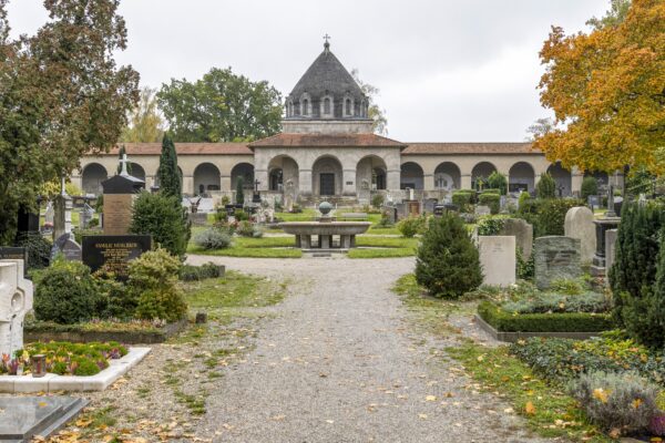 Bild zum Ausstellungsprojekt mit dem Titel unendlich still Zeitgenössische Kunst auf evangelischen Friedhöfen in Bayern im Sommer 2022 auf sechs Friedhöfen in Bayern.