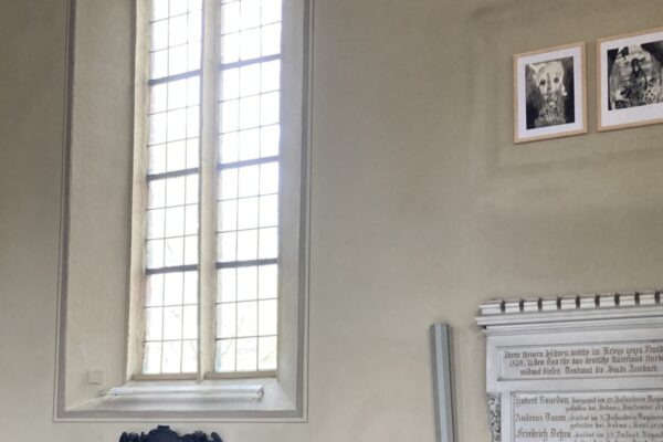 Bild zum Ausstellungsprojekt mit dem Titel unendlich still Zeitgenössische Kunst auf evangelischen Friedhöfen in Bayern im Sommer 2022 auf sechs Friedhöfen in Bayern.