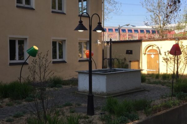 Bild zum Ausstellungsprojekt mit dem Titel unendlich still Zeitgenössische Kunst auf evangelischen Friedhöfen in Bayern im Sommer 2022 auf sechs Friedhöfen in Bayern.