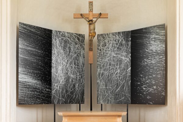 Bild zum Ausstellungsprojekt mit dem Titel unendlich still Zeitgenössische Kunst auf evangelischen Friedhöfen in Bayern im Sommer 2022 auf sechs Friedhöfen in Bayern.