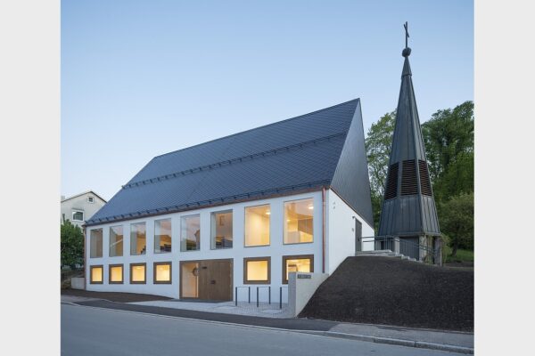Die evangelische Kreuzkirche in Bad Abbach bei Regensburg wurde saniert und erhielt 2020 neue Prinzipalstücke des Bildhauers Thomas Breitenfeld.