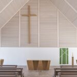 Die evangelische Kreuzkirche in Bad Abbach bei Regensburg wurde saniert und erhielt 2020 neue Prinzipalstücke des Bildhauers Thomas Breitenfeld.