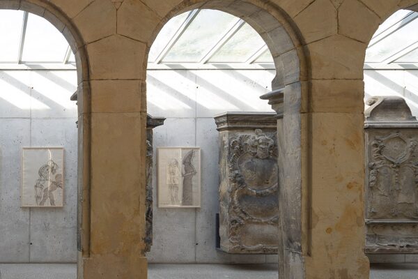 Bild zum Ausstellungsprojekt mit dem Titel unendlich still Zeitgenössische Kunst auf evangelischen Friedhöfen in Bayern im Sommer 2022 auf sechs Friedhöfen in Bayern.