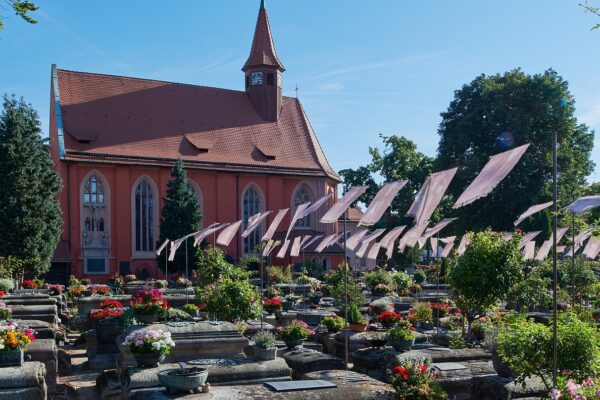 Bild zum Ausstellungsprojekt mit dem Titel unendlich still Zeitgenössische Kunst auf evangelischen Friedhöfen in Bayern im Sommer 2022 auf sechs Friedhöfen in Bayern.