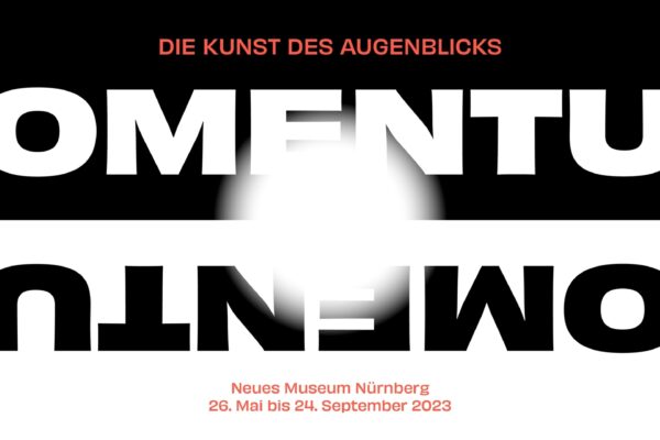 Die Ausstellung Momentum Die Kunst des Augenblicks ist eine Kopperation des Neuen Museums Nürnberg und dem landeskirchlichen Kunstreferat und findet von Mai bis September 2023 in Nürnberg statt.