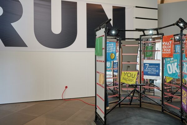 Die Ausstellung Momentum Die Kunst des Augenblicks ist eine Kopperation des Neuen Museums Nürnberg und dem landeskirchlichen Kunstreferat und findet von Mai bis September 2023 in Nürnberg statt.
