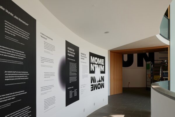 Die Ausstellung Momentum Die Kunst des Augenblicks ist eine Kopperation des Neuen Museums Nürnberg und dem landeskirchlichen Kunstreferat und findet von Mai bis September 2023 in Nürnberg statt.